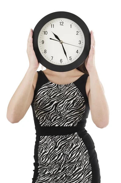 Hermosa mujer joven sosteniendo reloj redondo grande — Foto de Stock