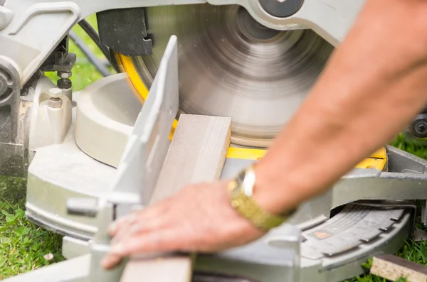 Man aan het werk met een elektrische schuurmachine — Stockfoto