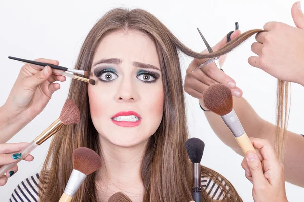 Närbild av vacker blond tjej får hår och makeup gjort — Stockfoto