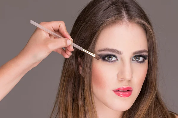 Krásná mladá žena se make-up provádí — Stock fotografie