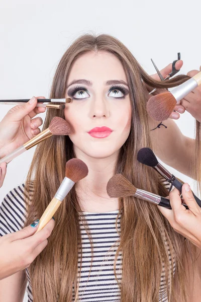 Nahaufnahme der schönen blonden Mädchen bekommen Haare und Make-up fertig — Stockfoto