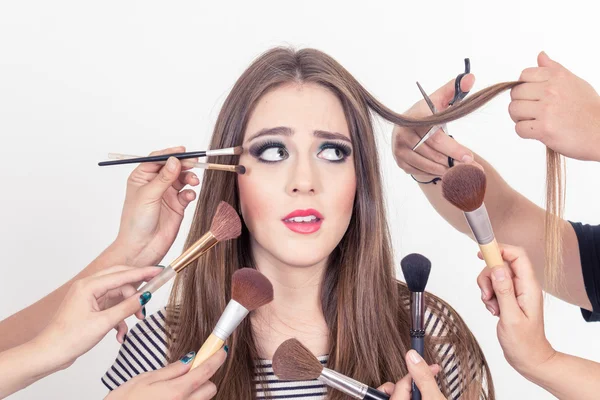 Nahaufnahme der schönen blonden Mädchen bekommen Haare und Make-up fertig — Stockfoto