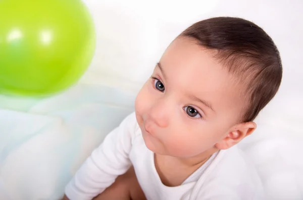 Mignonne réfléchi bébé garçon jour rêver — Photo