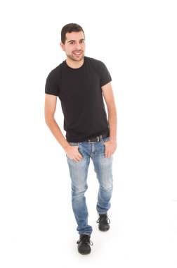 genç erkek kot pantolon siyah t-shirt poz.