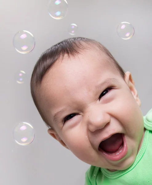 Niedliche kleine Junge spielen und Spaß haben mit Blasen lächelnden offenen Mund Blick in die Kamera — Stockfoto