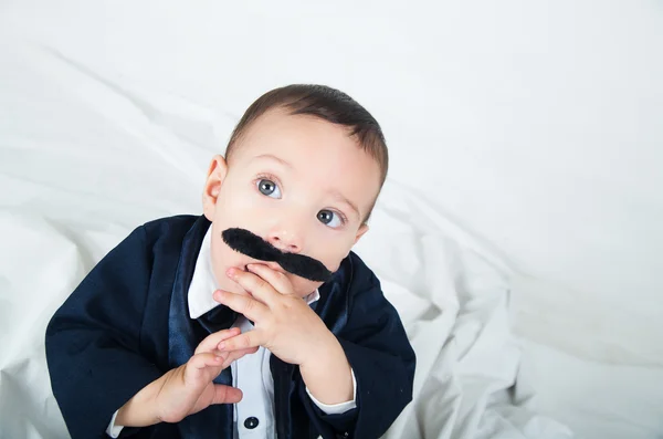 Lindo niño hermoso en traje con bigote y traje — Foto de Stock