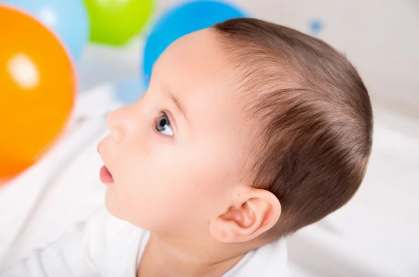 Lindo bebé sorprendido mirando a la izquierda — Foto de Stock