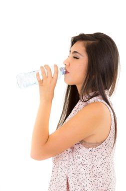 güzel genç kız içme suyu plastik şişe