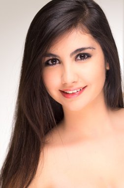 güzel genç esmer kız poz closeup portresi