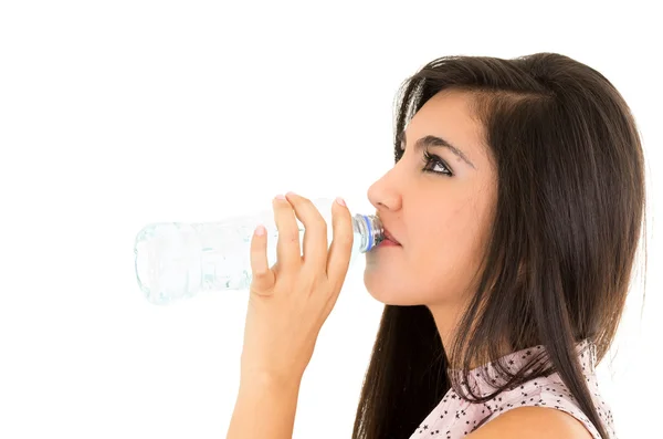 美しい若い女の子プラスチック ボトルからの水を飲む — ストック写真