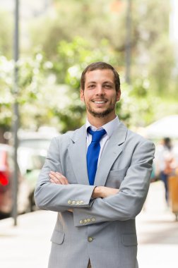 Yakışıklı başarılı iş adamı gri profesyonel uygun parkta kamera için poz