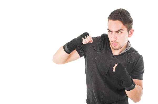 Knappe Latijns--vechter dragen zwarte kleding opleiding Stockfoto