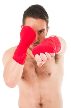 Dövüş sanatları savaşçı kırmızı şort ve bileklik takıyor