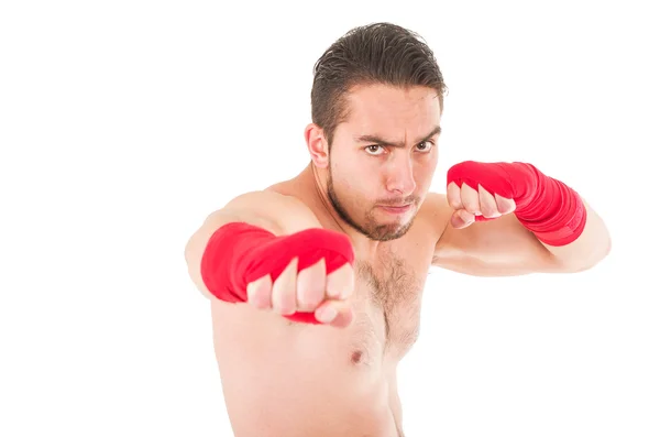 Lutador de artes marciais vestindo shorts vermelhos e pulseira — Fotografia de Stock