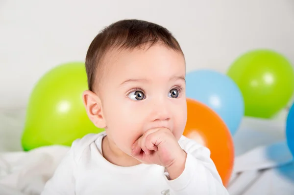 Promyšlené chlapeček s koncentrovanou vypadají a rukou v ústech — Stock fotografie