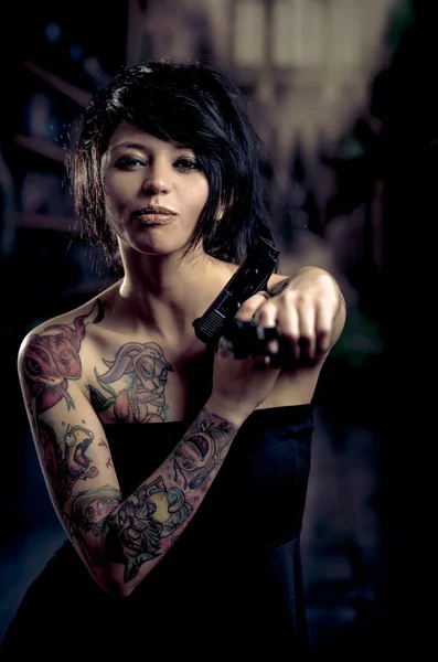 Beautiful tattooed girl with attitude holding guns — Stock Photo, Image