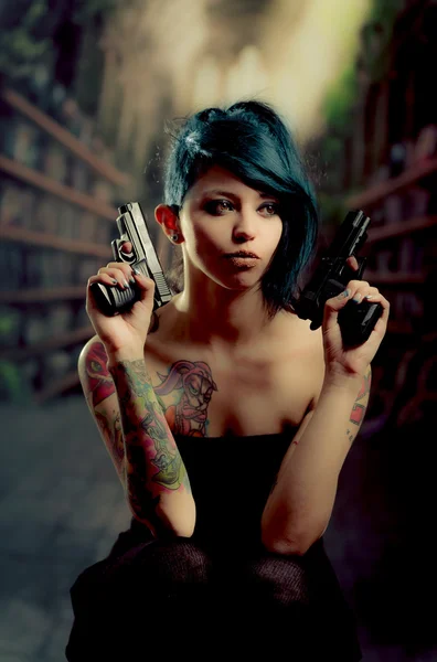 Provocativa chica tatuada sosteniendo arma —  Fotos de Stock