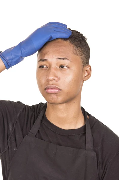 Primer plano joven hispano con guantes de limpieza azules frente a la cámara con el brazo derecho levantado — Foto de Stock