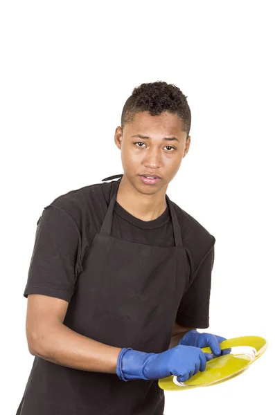 Jeune homme hispanique portant des gants de nettoyage bleus tenant une plaque jaune — Photo