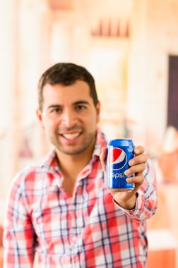 Pepsi Cola tutan gülümseyerek çekici genç adam