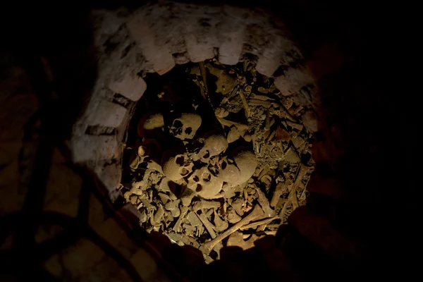 人間の骨と頭蓋骨の山、サンディエゴ教会キトのいきさつで横になっている暗い穴 — ストック写真