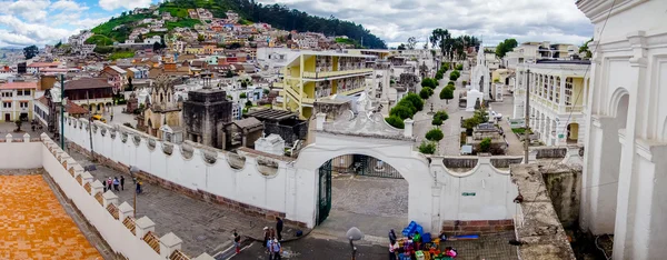 View showing historical old part of Quito shot from San Diego church with the famous Panecillo mountain in background — Stockfoto