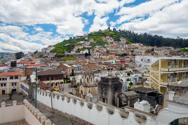 Vista que muestra parte histórica de Quito disparada desde la iglesia de San Diego con la famosa montaña Panecillo en el fondo —  Fotos de Stock