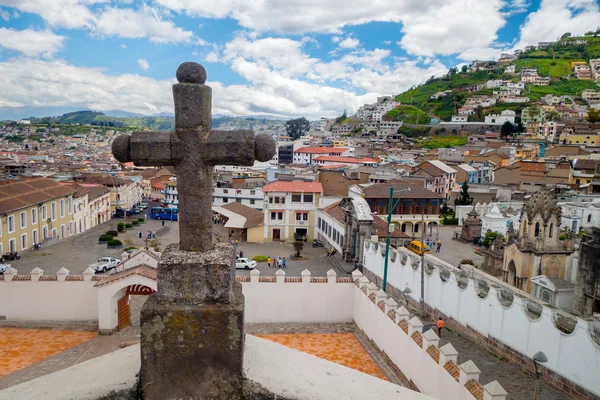 Croce di pietra decorazione appartenente alla chiesa di San Diego con bella vista che mostra la parte vecchia di sfondo Quito — Foto Stock