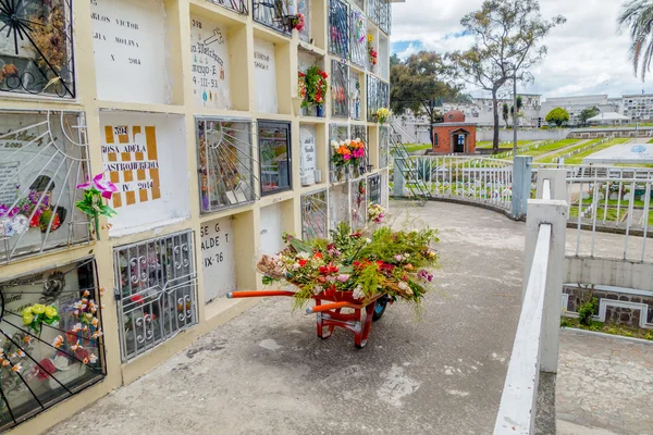 Chiesa Cemetaria di San Diego Quito con tombe tipiche cattoliche all'aperto con fiori decorati — Foto Stock