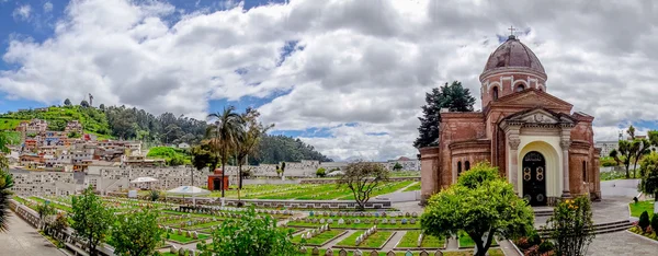 Впечатляющий вид на кладбище Квито в Сан-Диего с куполом главного здания, зеленым садом и большим бэкгундом с девственной статуей Панецилло, выходящей на город — стоковое фото