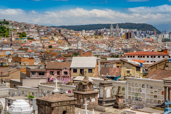 Espectacular panorámica del cementerio de San Diego mostrando tumbas católicas típicas con grandes lápidas y fondo de la ciudad vieja —  Fotos de Stock