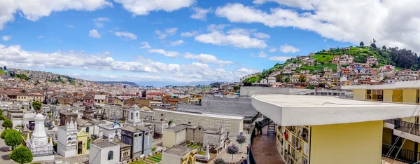 Espectacular panorámica del cementerio de San Diego mostrando tumbas católicas típicas con grandes lápidas y fondo de la ciudad vieja —  Fotos de Stock