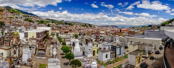 Gambaran spektakuler mengenai cemeter San Diego menunjukkan makam katolik khas dengan batu nisan besar dan latar belakang kota tua — Stok Foto