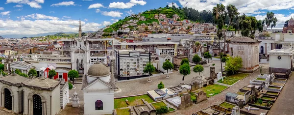 Pemandangan kota yang indah dan berwarna-warni, termasuk latar belakang gunung Panecillo yang terkenal. — Stok Foto