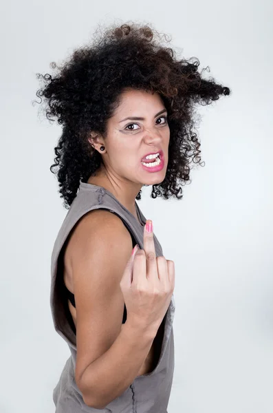 Ισπανόφωνος μελαχρινή μοντέλο με βρώμικο μαλλιά, φορώντας γκρι ψάχνει θυμωμένα σε κάμερα δίνοντας δάχτυλο από γωνία προφίλ, mugshot έννοια αμάνικο πουκάμισο — Φωτογραφία Αρχείου