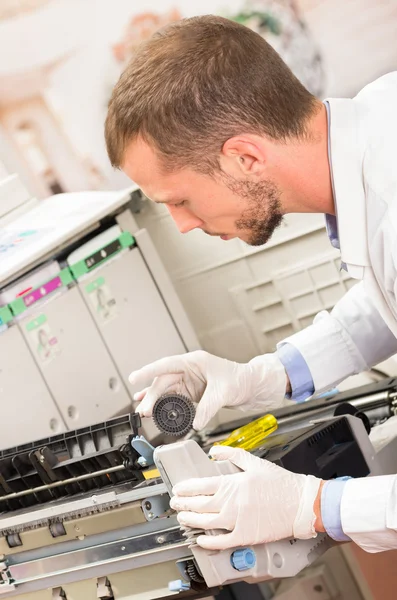 Nahaufnahme Schuss Techniker Reparatur Kopierer Maschine — Stockfoto