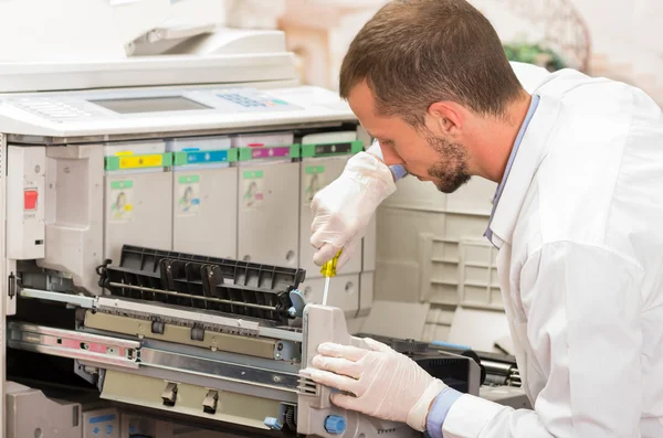 Nahaufnahme Schuss Techniker Reparatur Kopierer Maschine — Stockfoto