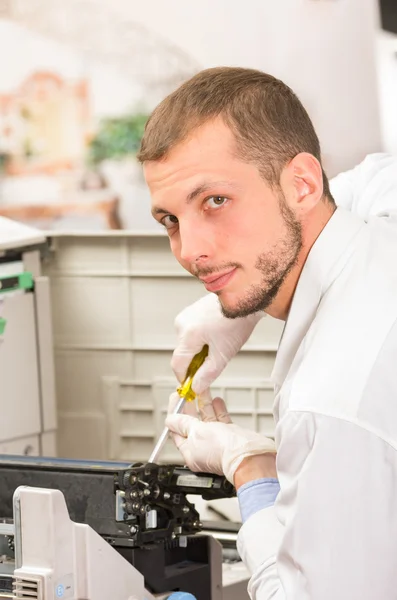 Nahaufnahme Schuss Techniker Reparatur Kopierer Maschine — Stockfoto