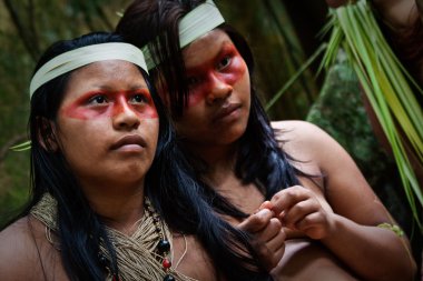 İki genç kız Serano kabilesinden amazon yağmur ormanlarında, Yasuni Milli Parkı, Ecuador