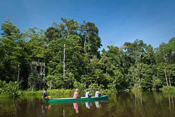 Unbekannte Touristen paddeln mit einem Kanu im Amazonas-Regenwald, Yasuni Nationalpark, Ecuador — Stockfoto