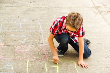 sevimli çocuk seksek oynarken