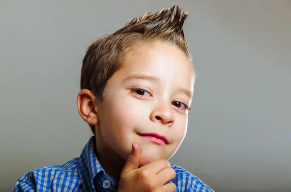 Lieve jongen gebaren idee — Stockfoto