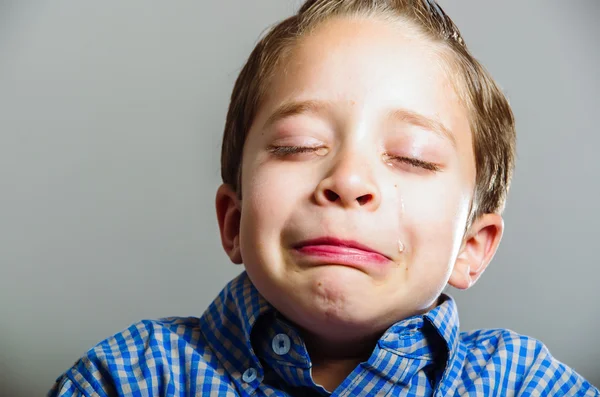 Dulce niño pequeño gesto tristeza — Foto de Stock