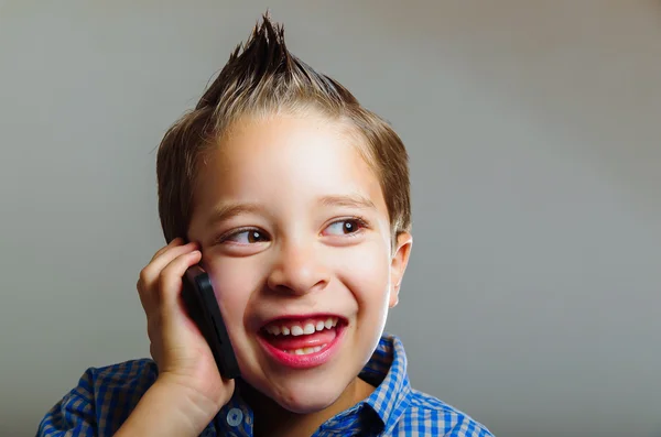 Tatlı küçük çocuk cep telefonuyla konuşuyor — Stok fotoğraf