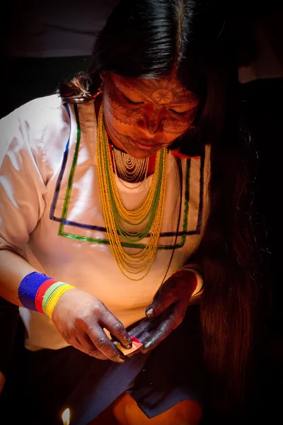 Mujer indígena desconocida durante un ritual en la selva amazónica — Foto de Stock