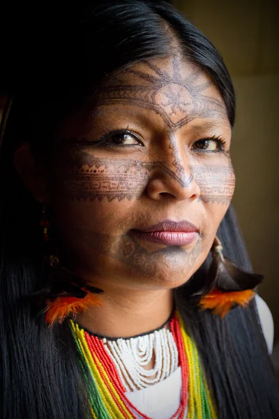 Mujer indígena desconocida durante un ritual en la selva amazónica — Foto de Stock