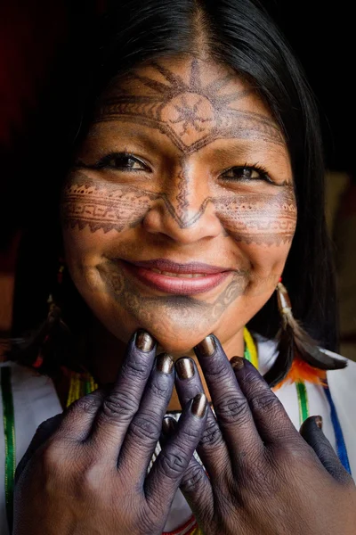 Wanita pribumi tak dikenal selama ritual di hutan hujan Amazon — Stok Foto