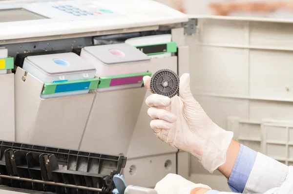 Nahaufnahme Schuss Techniker Reparatur Kopierer Maschine — Stockfoto