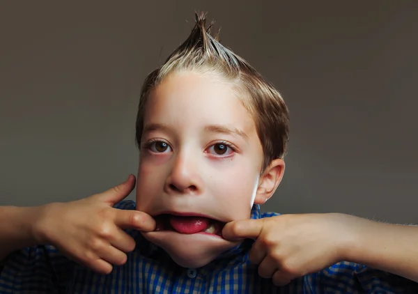 Ragazzino giocoso che fa facce divertenti — Foto Stock