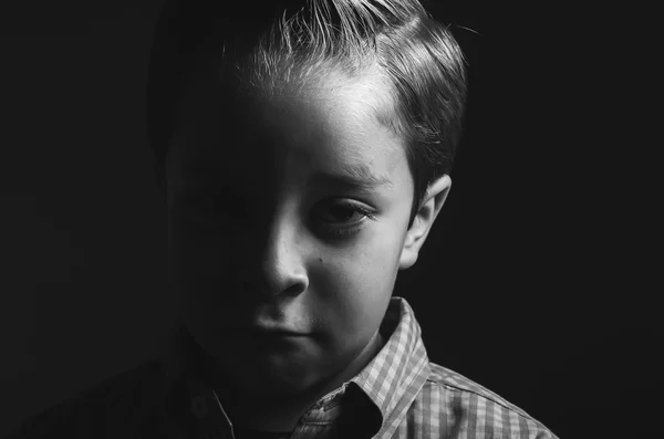 Preto e branco baixo chave retrato de triste menino — Fotografia de Stock